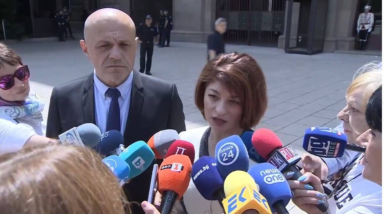  Десислава Атанасова и Томислав Дончев след консултациите при Радев 